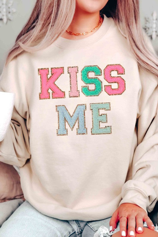 Load image into Gallery viewer, Kiss Me Graphic Pullover
